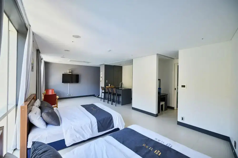 Crest72 Hotel