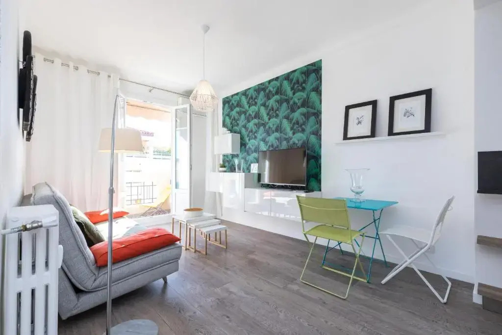 Cosy 1 Bdr Near Garibaldi Square - Top Floor & AC