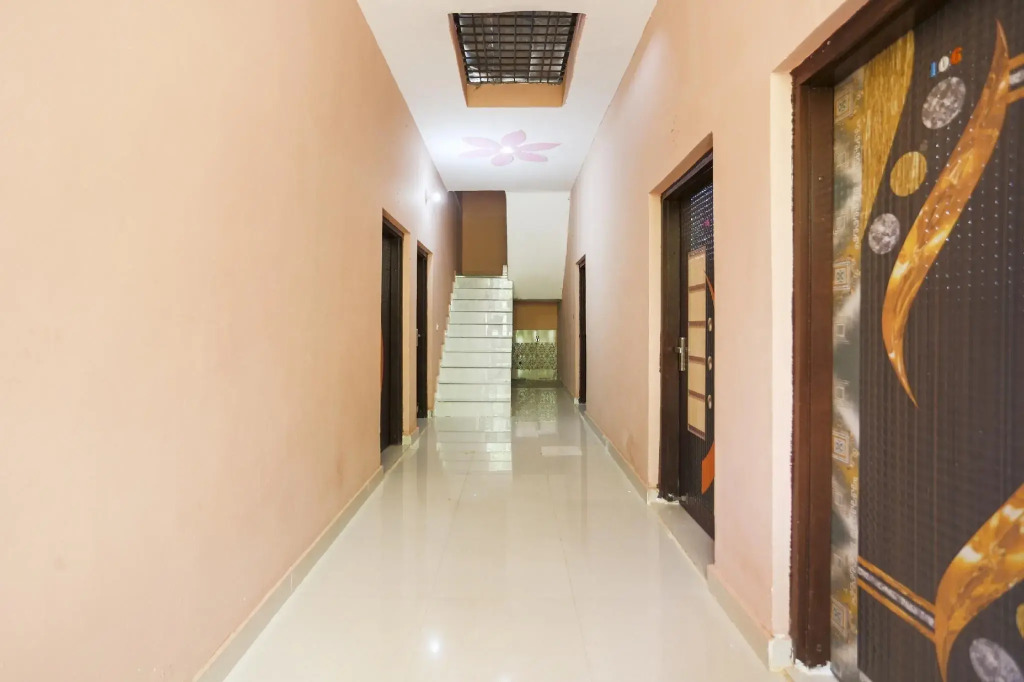 OYO 75125 Hotel Pari