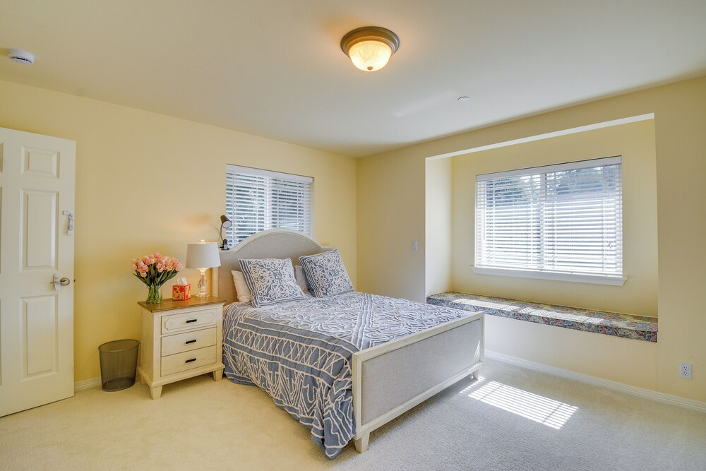 Premier Gig Harbor Home! Views, Spa & Billiards