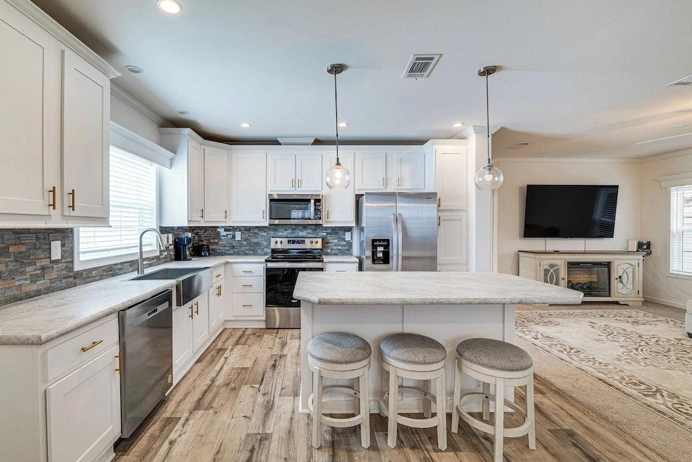 7 Mi to Disney: Family Home w/ Heated Pool Access