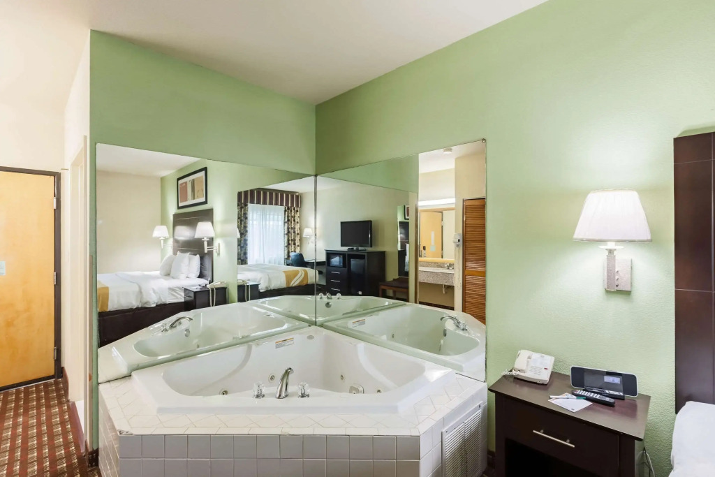 Quality Inn Near Seaworld - Lackland
