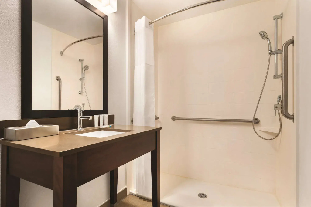 Country Inn & Suites by Radisson, Savannah Midtown, GA