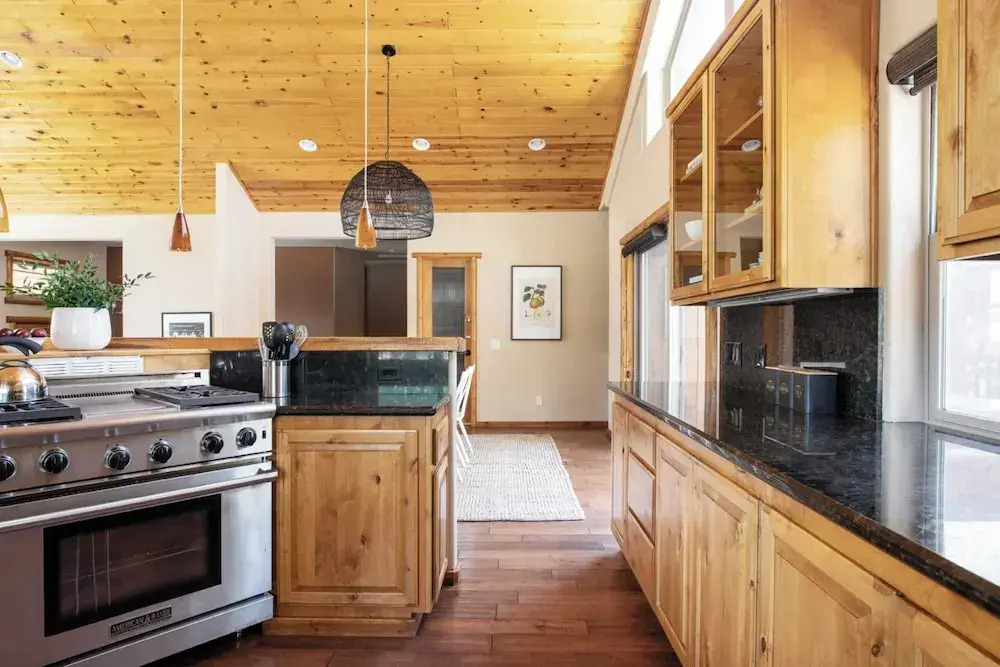 Bernard by Avantstay Luxurious Cabin in Big Bear w/ Hot Tub & Pool Table