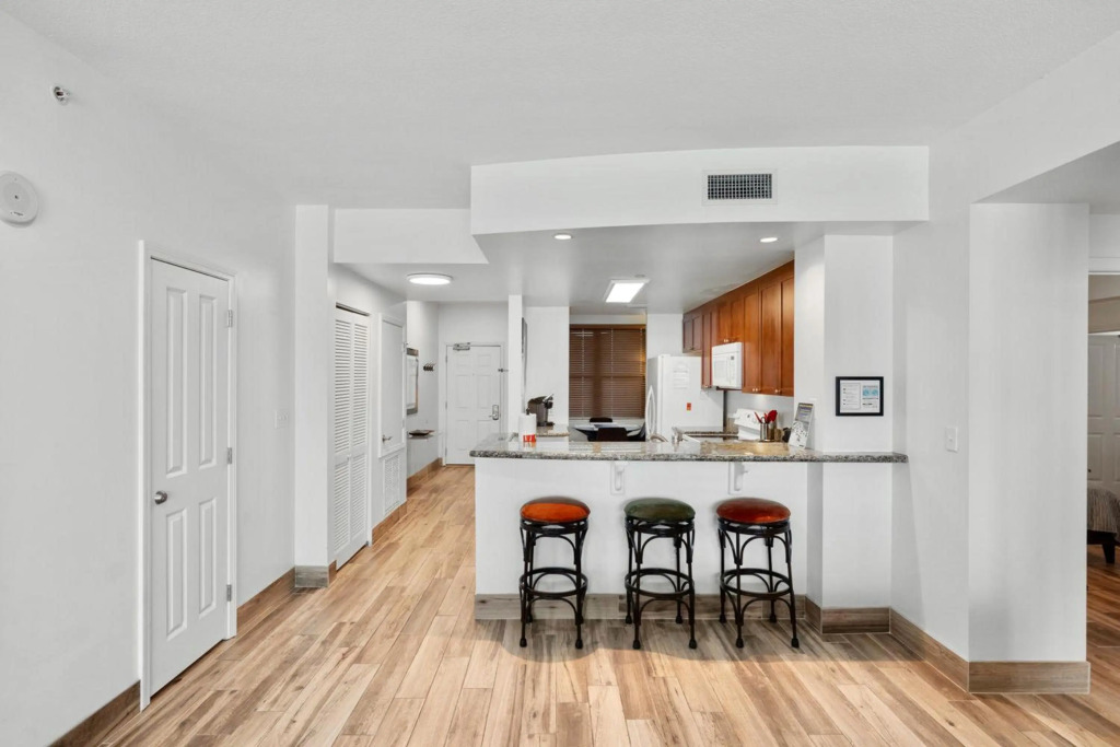 AQUA RESORT! Beachfront, 3 BR Condo! 2BR Beach Front! Sleeps 7! Free Beach Chairs