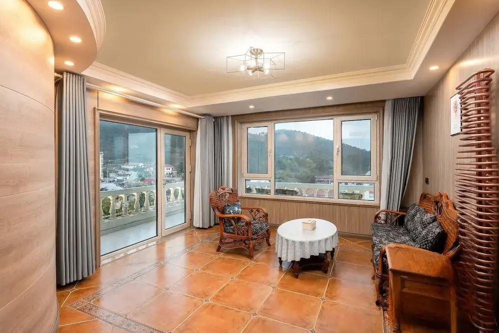 Laoshan Swan Castle Vacation Garden B&B