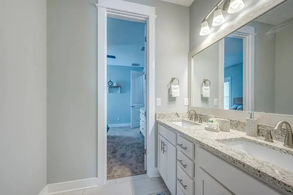 Sun-splashed Luxe Townhome - Walk to the Sand