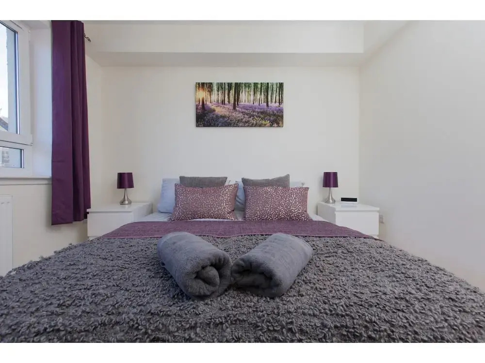 Bright, Contemporary Edinburgh Flat With Parking!