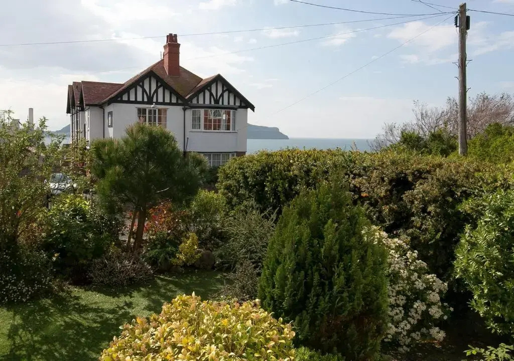 The Cottage on the Beach - Sleeps 7 - Large Garden