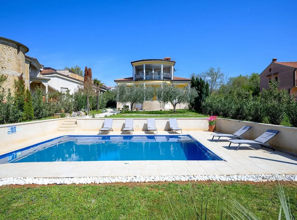 Bright Apartment With Communal Pool