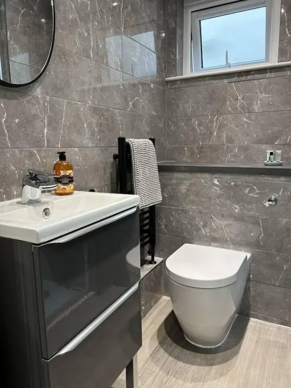 Stunning 1BR Apt in Central Cheltenham