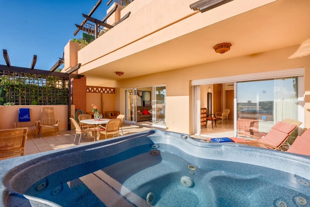 Malibu 6 -lux. 2BR Sea View Condo in Club la Costa