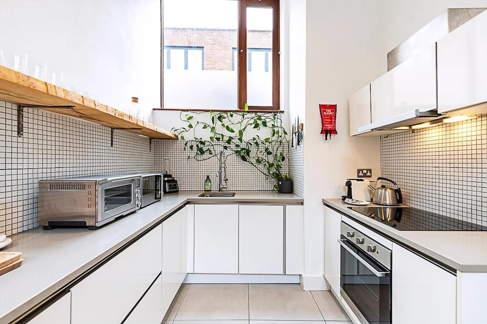 Modern Airy 2-bed Gem in Trendy Stoke Newington