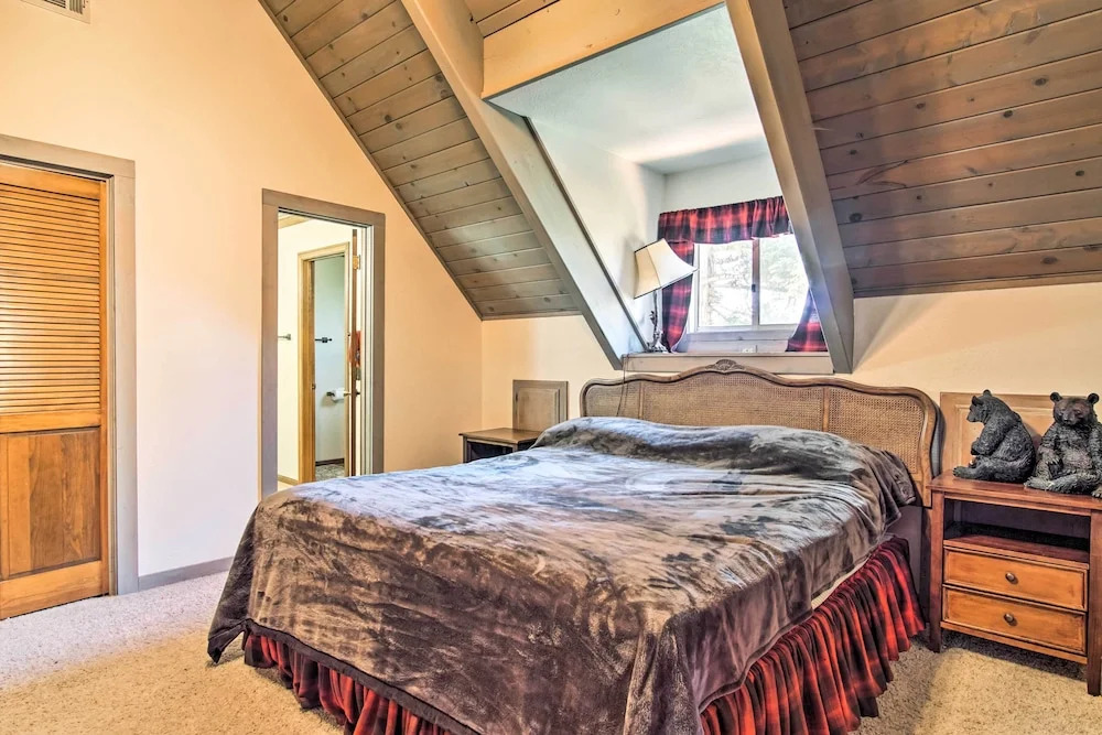 5 Mi to Lake Arrowhead Village: Cabin w/ Game Room