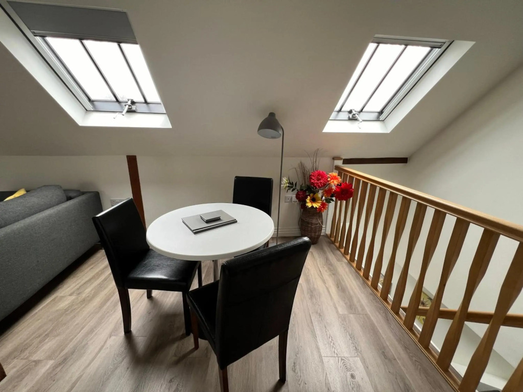 Delightful 1 bedroom Split-Level Apt in Glastonbury Town Centre