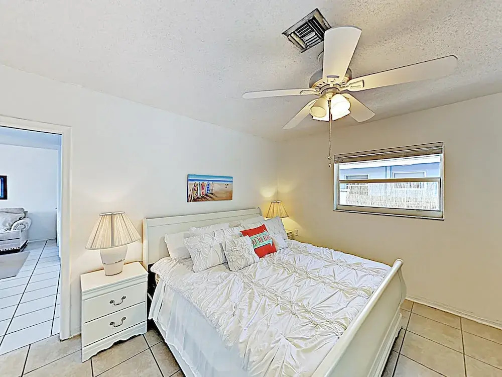 New Listing! Updated Beach W/ Sparkling Pool 1 Bedroom Condo