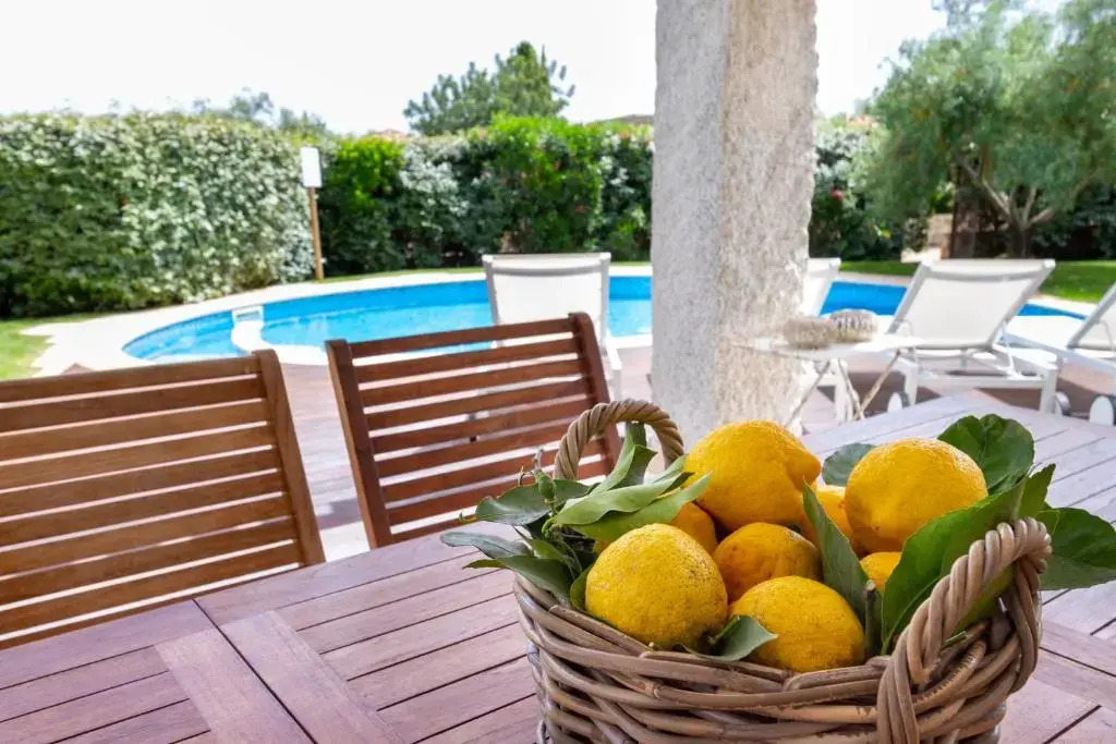 Villa Bougainvillea con piscina e giardino privato a pochi passi dal mare