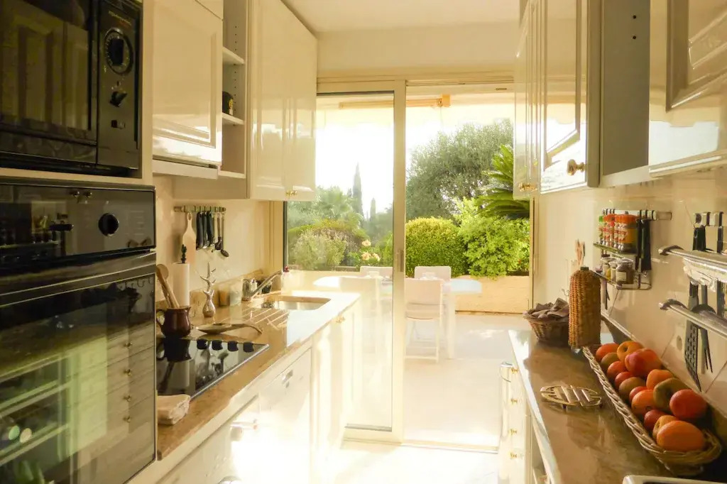 Vacation apartment with large private terrace and community pool, Cannes