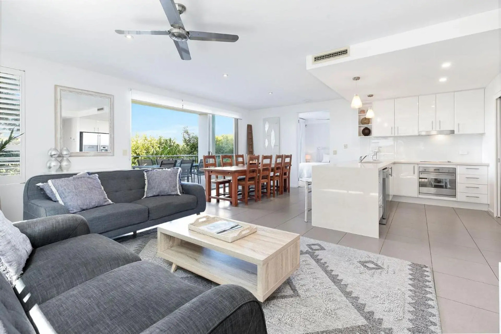 Lovely 3 bed apartment all on one level lift pool air con good ocean views