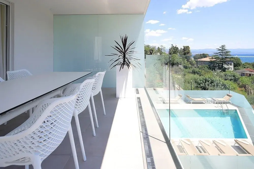 New apartment with swimming pool near the beach