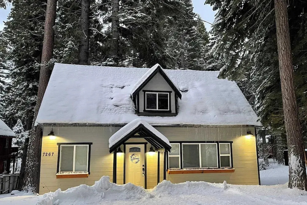 Sweet Pine Deck + Hot Tub, Cozy Modern Interior Close to Ski Resort!