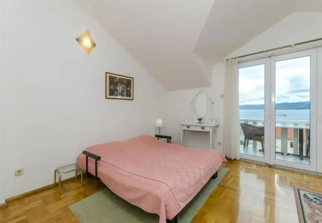 Apartments and rooms Mate1-near sea
