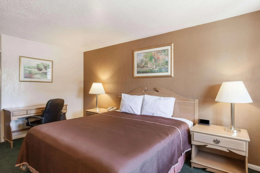 Howard Johnson by Wyndham Bakersfield