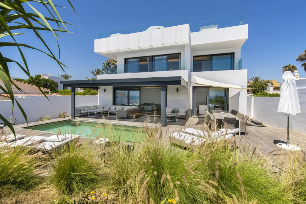 21220 Breath Taking Front Line Beach Villa