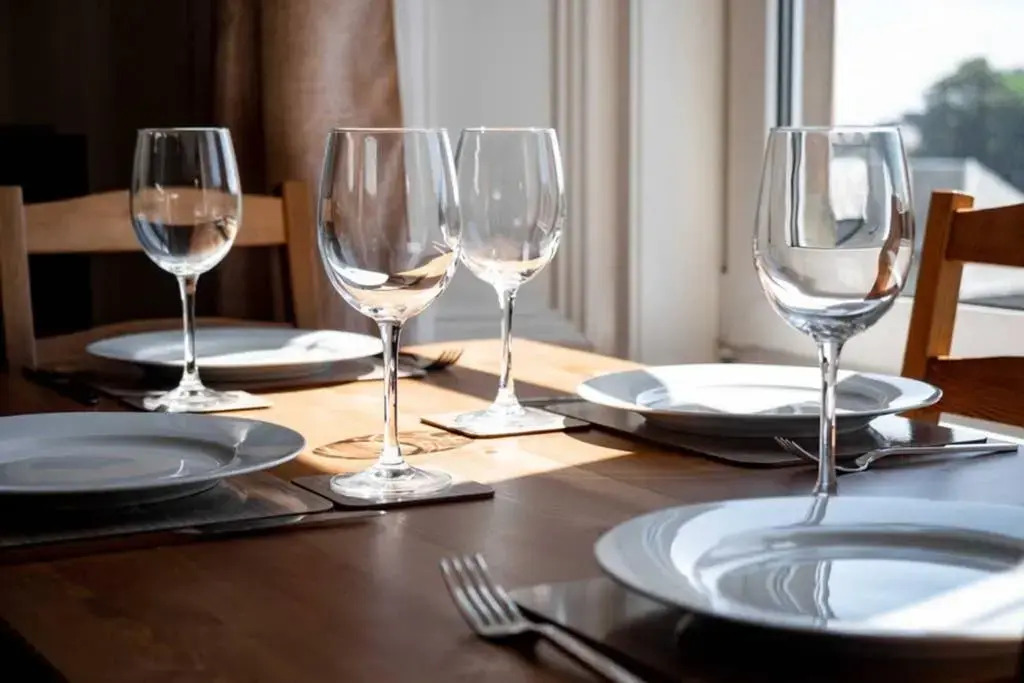 Bright, Spacious West-End Flat, Near University