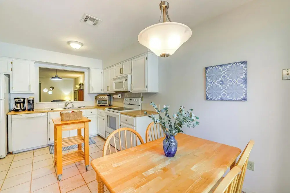 Bella Vista Townhome w/ Deck Near Back 40 Trail!