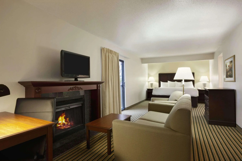 Hawthorn Suites of Troy