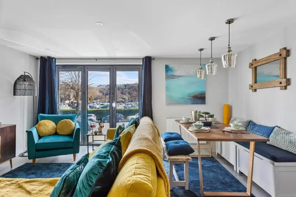 2 De Courcey House - Architect designed luxury apartment with parking, central Dartmouth