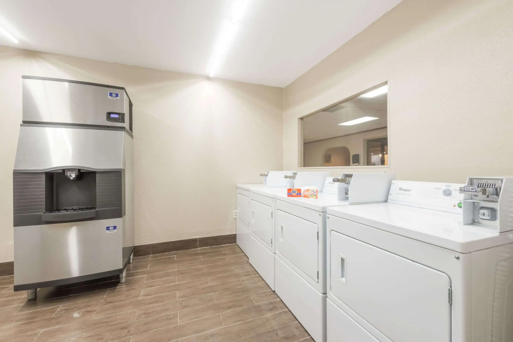 Days Inn by Wyndham San Antonio Splashtown/ATT Center