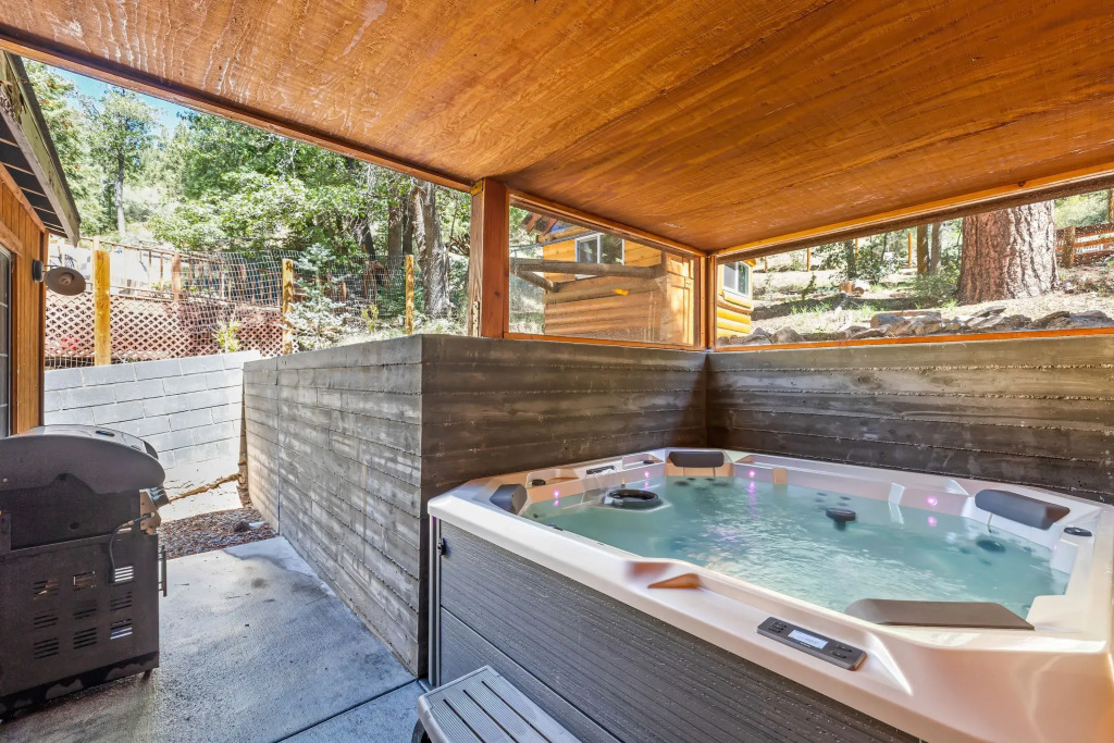 10 Mins to the Lake, Hot Tub & Game Room, Modern Cabin Bearpaw by Avantstay
