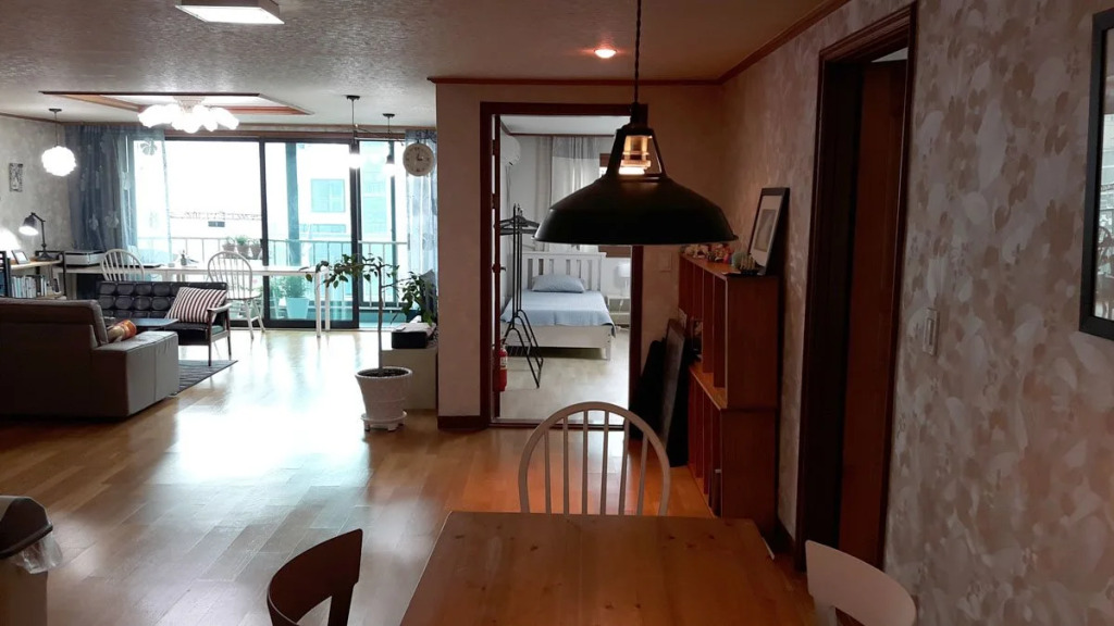 Enough Hongdae Guesthouse(이너프 게스트하우스)