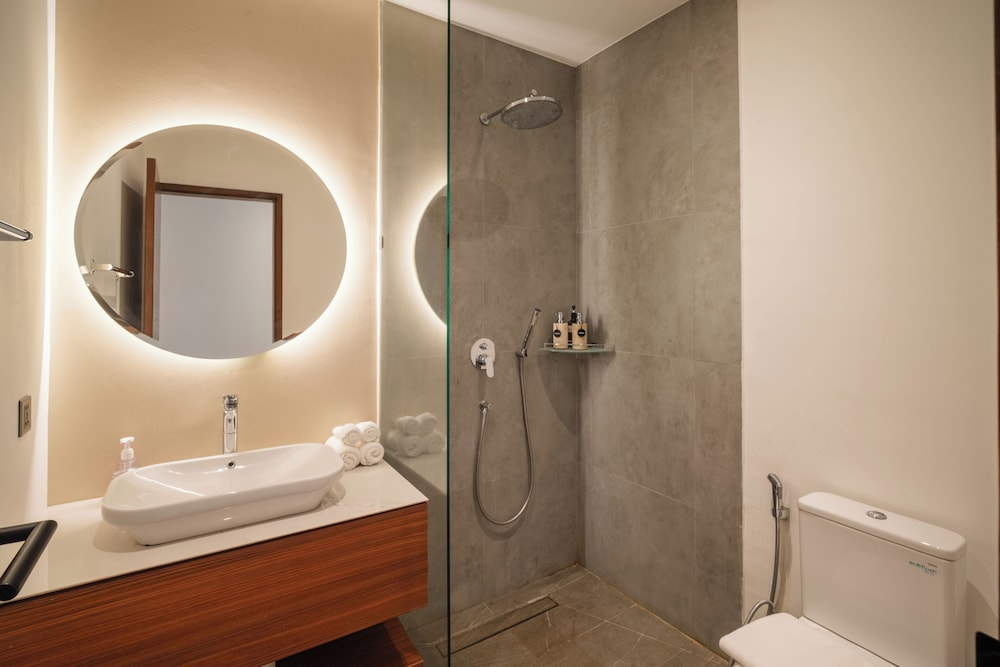 Designer 5br Villa, 400m to Café Del Mar