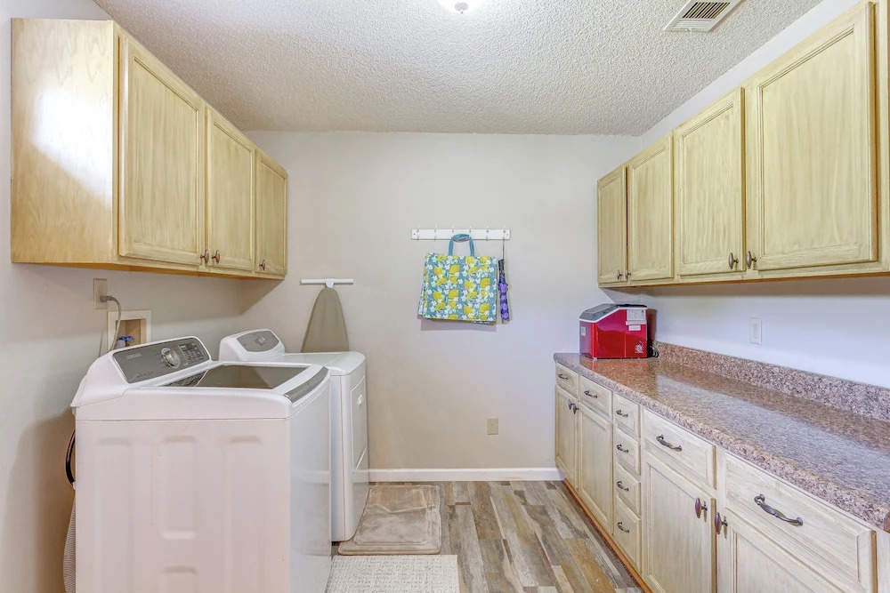 5 Mi to Navarre Beach: Home w/ Game Room & Yard