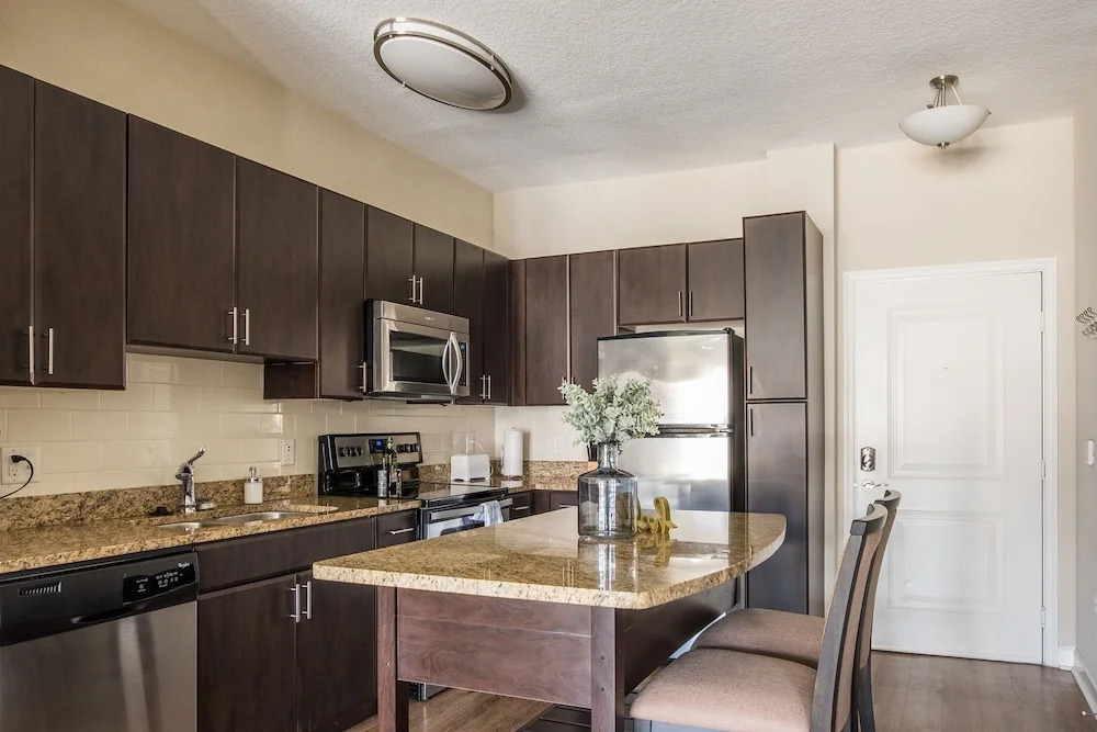 Gorgeous Apartments near Int'l Plaza