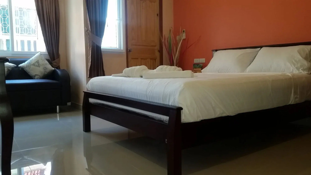 Phratumnak Hill Guest house