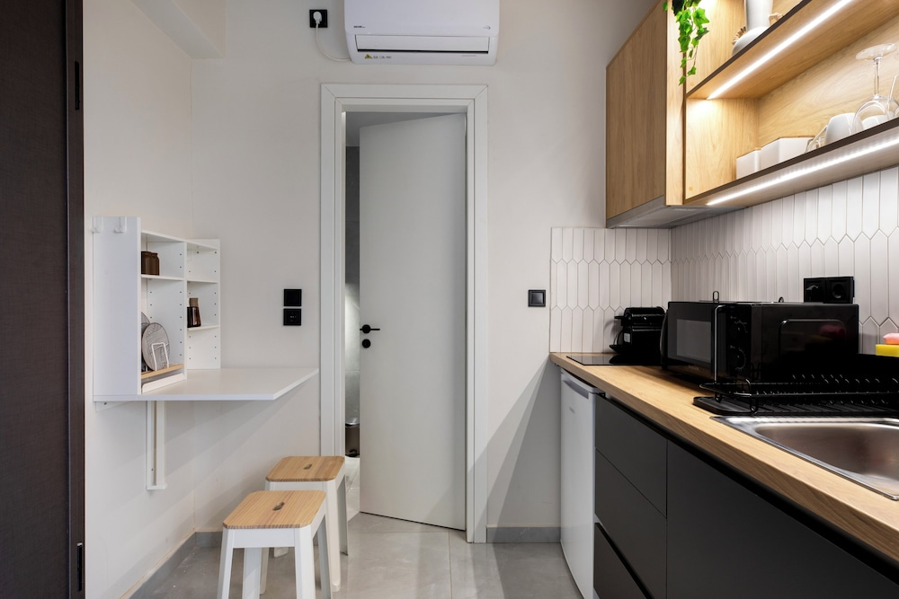 Oraya Chic Studio with Balcony in Athens