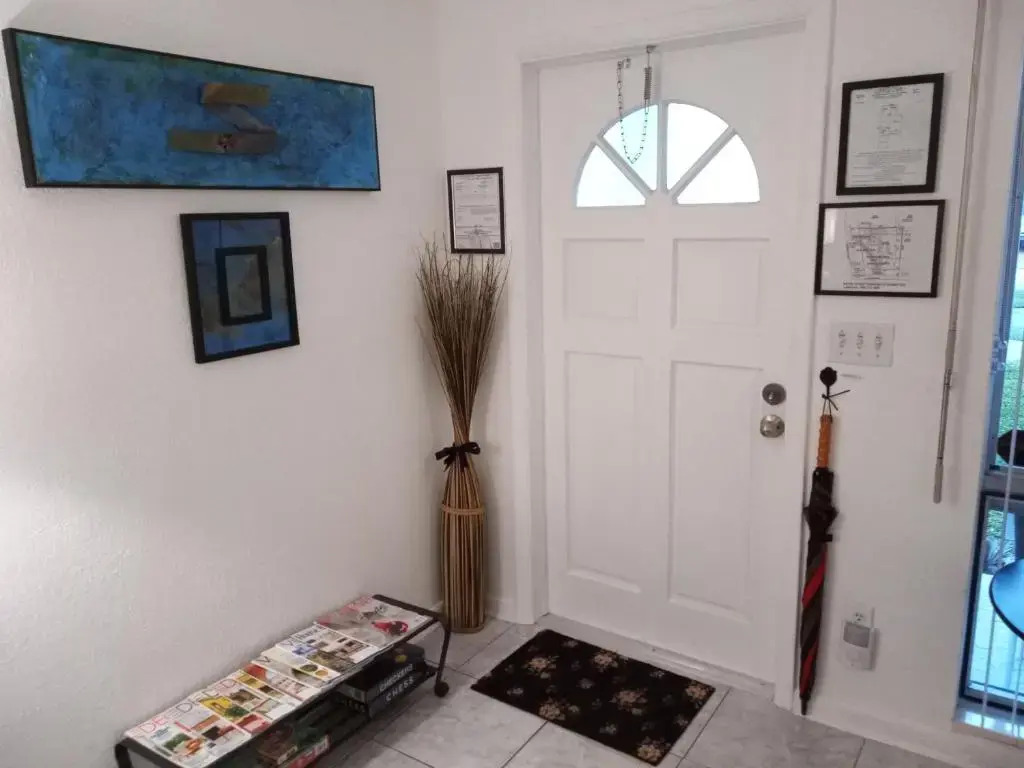 Private designer 8 room art getaway 2 Br-2Ba Full Kitchen Barbecue Patio 2min to beach