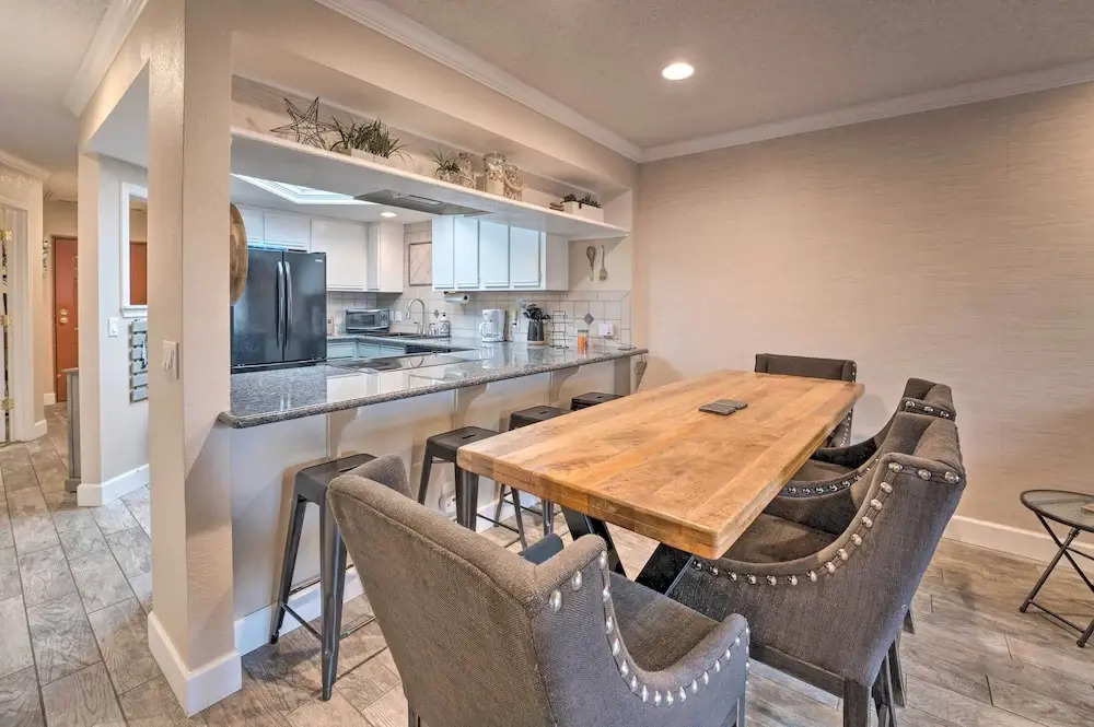 Walk to Beach: Lake Havasu Condo w/ Pool Access