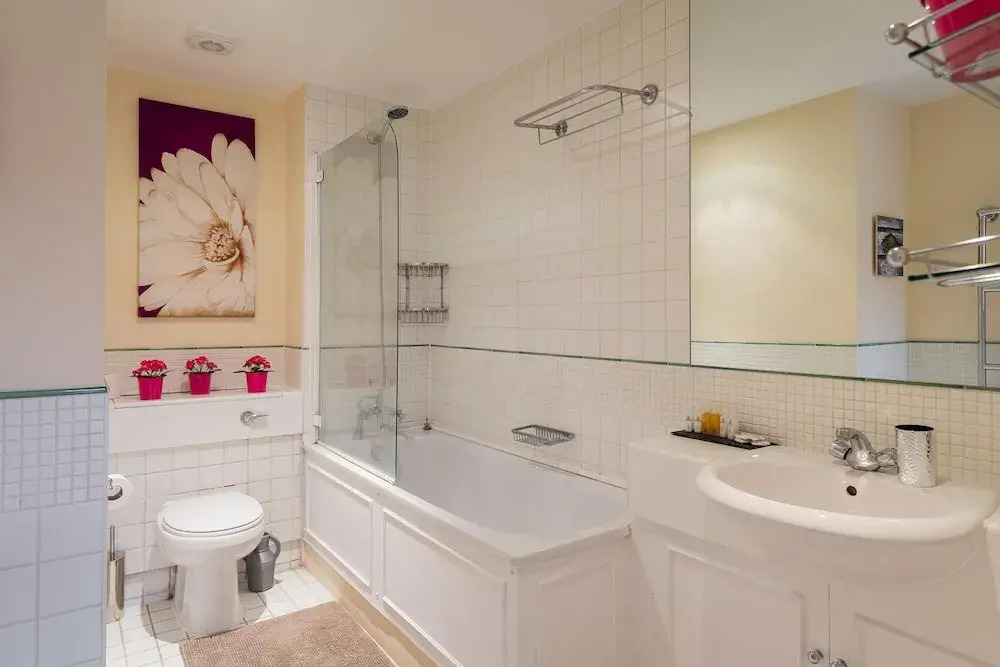 Large 1-bedroom Right Next to Oxford Street