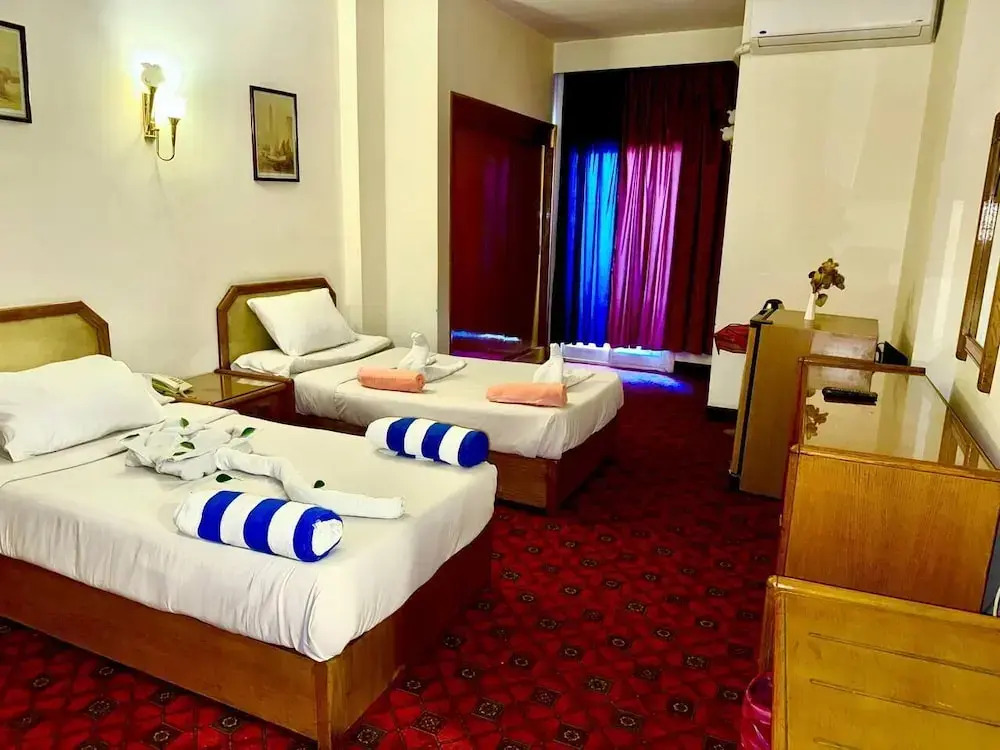 Queens Valley Hotel