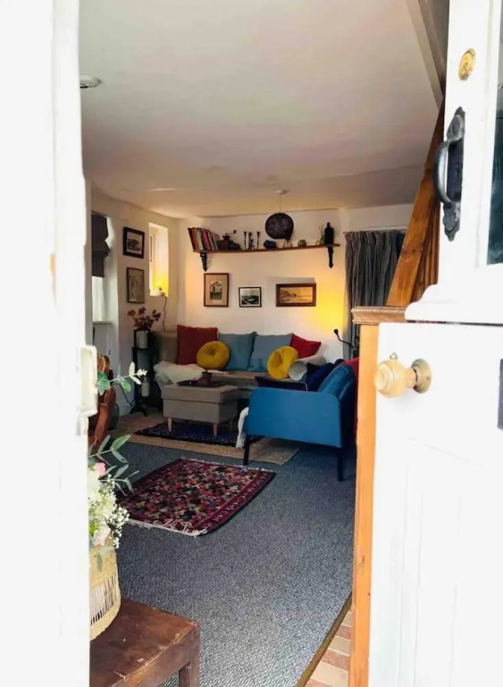 The Pepper Pot Sleeps 4 Sunlit Garden
