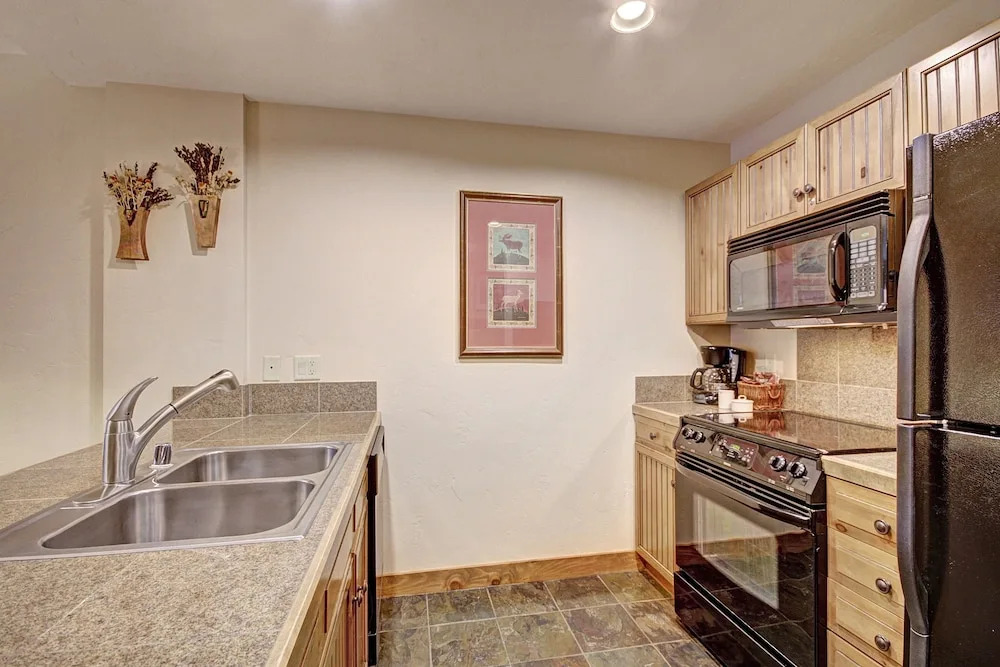 Ski-in 1br  Steps To Gondola + Main St, Sleeps 4 1 Bedroom Condo by RedAwning