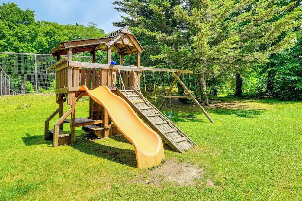 Pet-friendly Home w/ Deck: 4 Mi to Jay Peak Resort