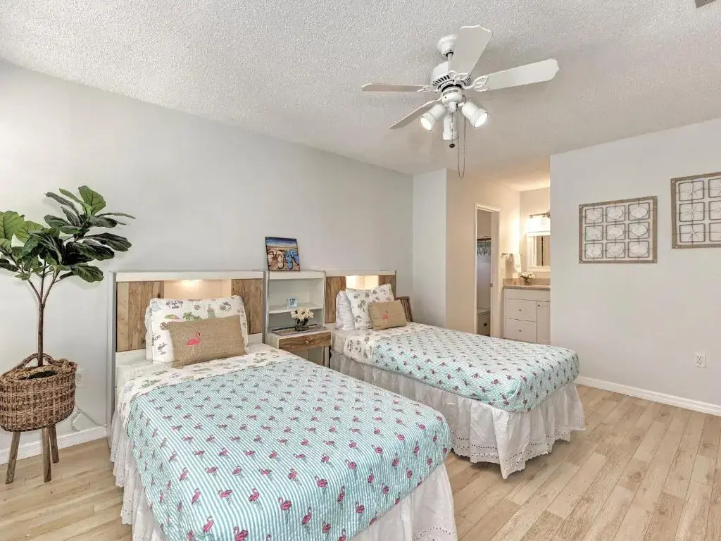 Luxury Waterfront Views/Pool/1400sf/2 min to Beach