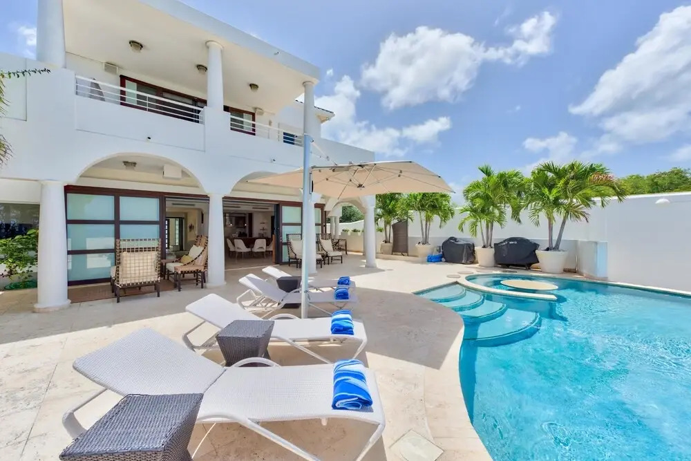 Direct Ocean Views and Beach Access, Swimming Pool, AC, Free Wifi, Near Shops & Restos