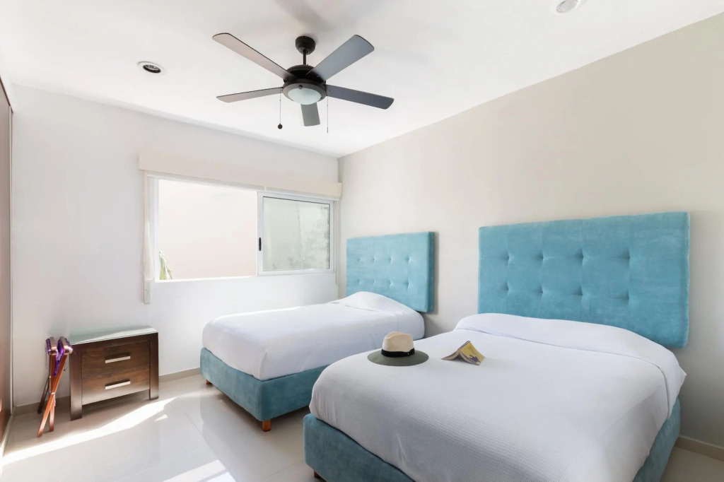 Exclusive 2 Level 3 BR Penthouse | Private Hot Tub & Roof | WiFi | Great Amenities & GYM